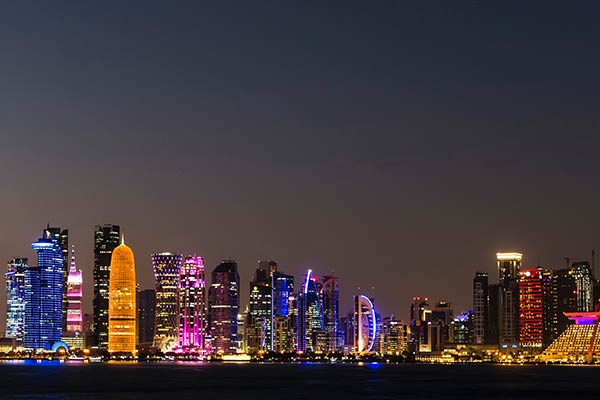 600x400-qatar-doha-glitzernde-skyline-bei-nacht-unsplash-ywwvpkaGO1M-flavius-torcea die Skyline von Doha ist ein Höhepunkt jeder Katar Reise