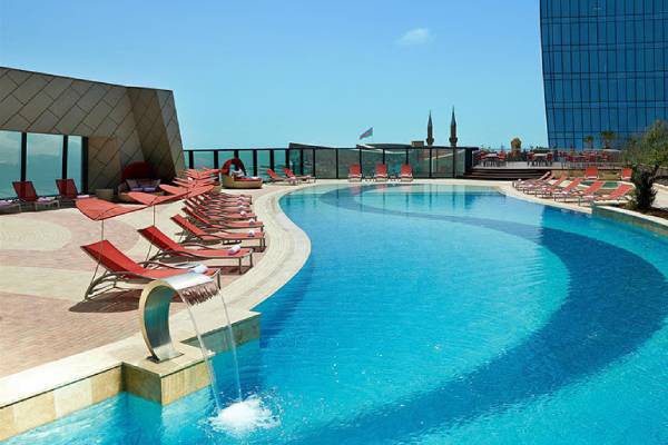 aserbaidschan-baku-fairmont-outdoor-pool