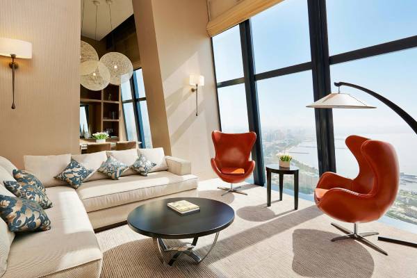 aserbaidschan-baku-sitzgruppe-mit-aussicht-hotel-fairmont-baku