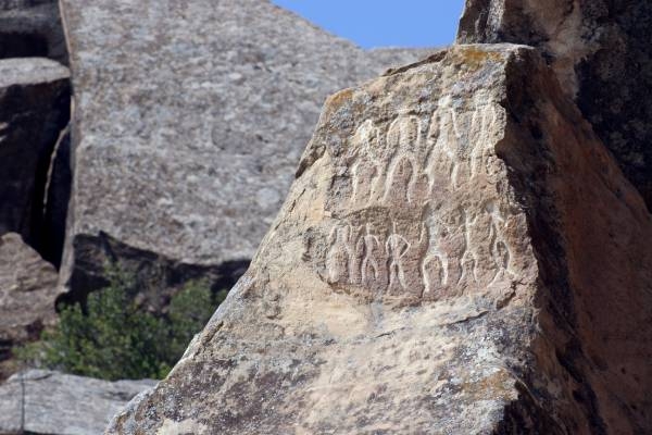 aserbaidschan-gobustan-nationalpark-prähistorischen-felszeichnungen-fremdenverkehrsamt
