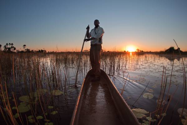 botswana-okavango-delta-belmond-eagle-island-lodge-mokoro-kanutour-abendstimmung