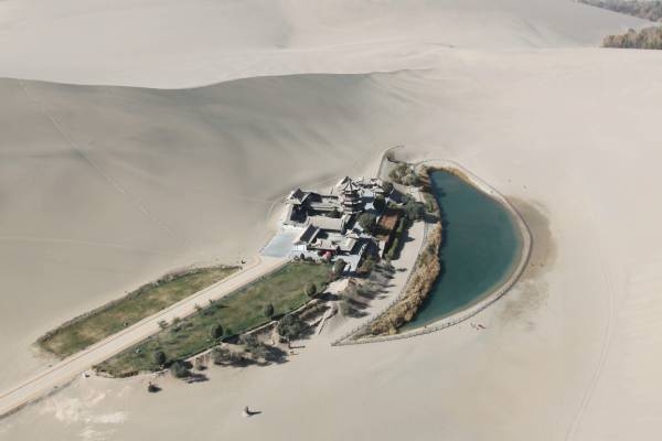 auf einer China Seidenstraße Reise sollte man unbedingt den Mondsichelsee in Dunhuang besichtigen