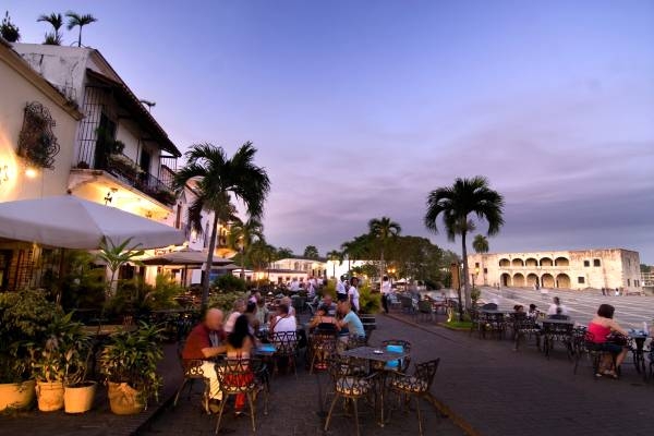 auf einer Individualreise in die Dominikanischen Republik können Sie die Abendstimmung in Santo Domingo genießen