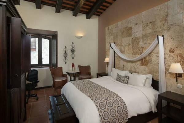 dominikanische-republik-santo-domingo-hodelpa-nicolas-de-ovando-colonial-imperial-room (1)