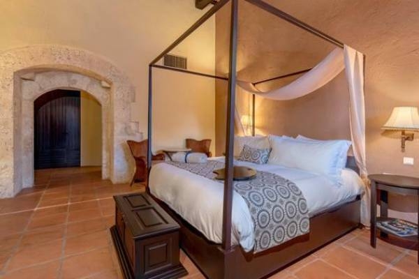 dominikanische-republik-santo-domingo-hodelpa-nicolas-de-ovando-deluxe-imperial-room (1)