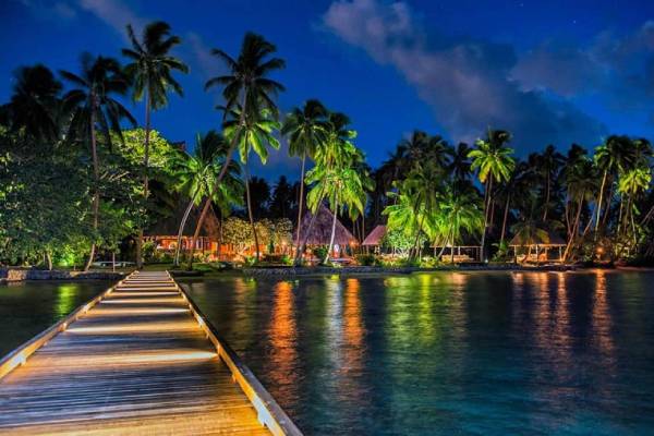 fiji-jean-micheal-cousteau-resort-beleuchtetes-resort-am-abend