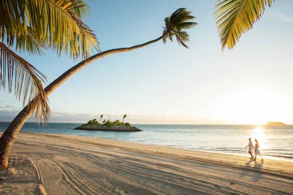 fiji-six-senses-fidji-romantischer-strandspaziergang