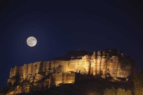 indien-jodhpur-mehrangarh-fort-indisches-fremdenverkehrsamt auch bei Nacht ist das Mehrangarh Fort in Jodhpur ein Blick wert auf einer Indien Privatreise