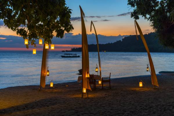indonesien-insel-moyo-amanwana-beach-dining