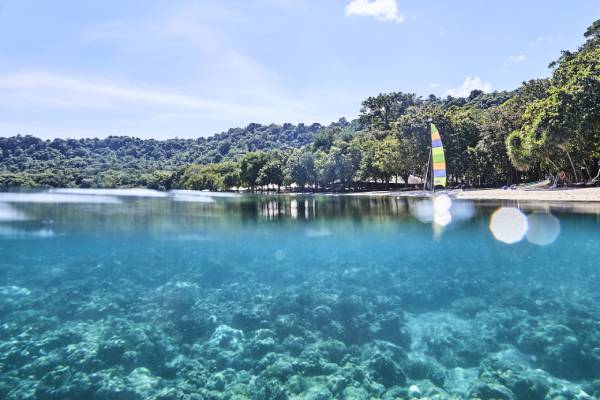 indonesien-insel-moyo-amanwana-bucht