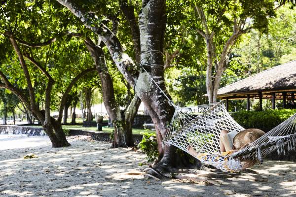 indonesien-insel-moyo-amanwana-gast-in-der-hängematte