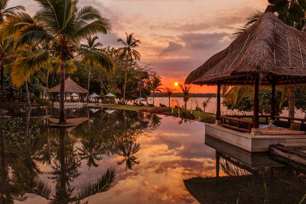 indonesien-lombok-the-oberoi-beach-resort-lombok-pool-sunset