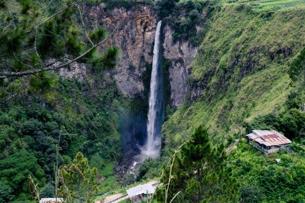 auf einer individuellen Sumatra Rundreise sollte man unbedingt am Sipiso Piso-Wasserfall einen Halt einplanen