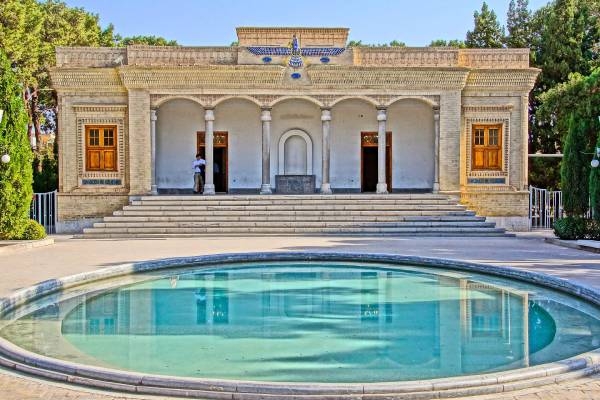 den Feuertempel in Yazd kann man während einer Iran Rundreise bewundern
