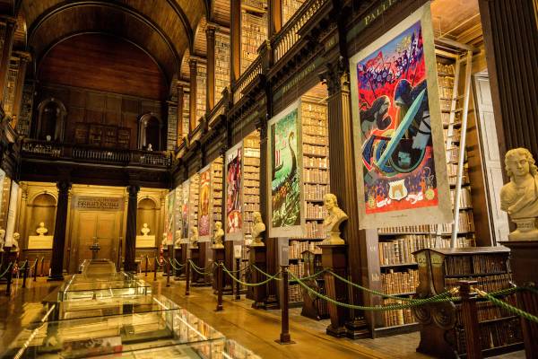 irland-dublin-Couple visiting the Long Room at Trinity College-tourism-ireland