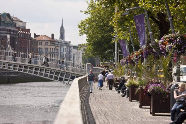 irland-dublin-board-walk-tourism-ireland