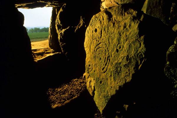 irland-dublin-hill-of-tara-steinarbeiten-tourism-ireland