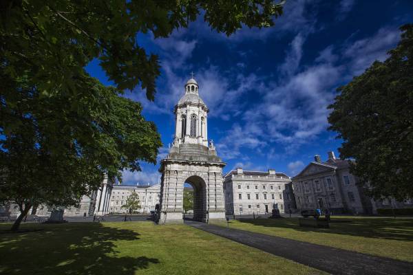 irland-dublin-trinity-college-library-aussenansischt-2tourism-ireland