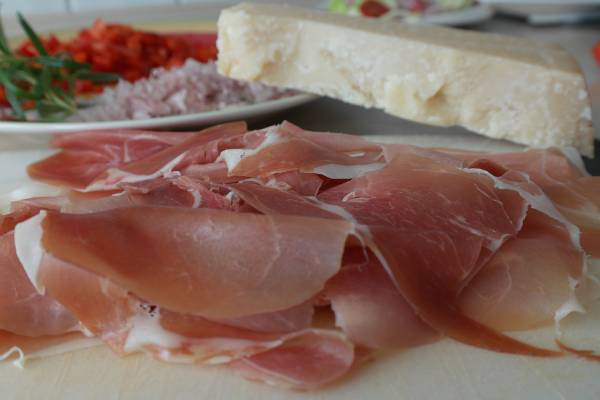 italien-parma-parmaschinken-pixabay-709720-RitaE