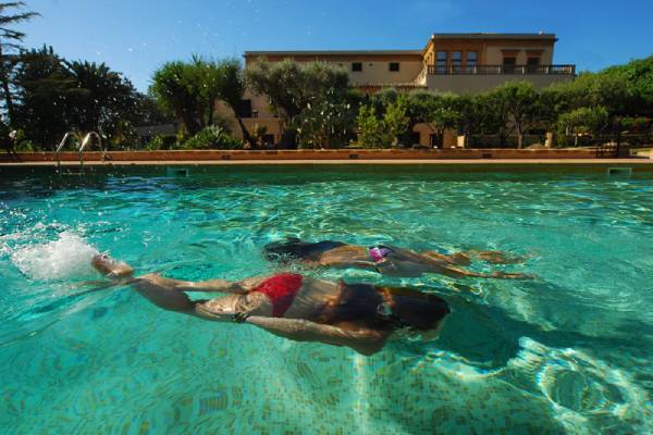 italien-sizilien-villa-athena-erfrischung-im-pool