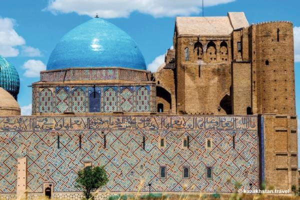 während einer Kasachstan Rundreise kann man das Khoja-Ahmed-Yasawi-Mausoleum erleben