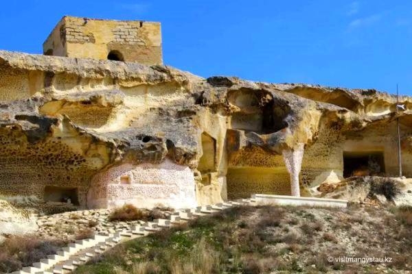 der Besuch der unterirdische Shakpak Ata-Moschee in Mangystau sollte auch in jedem Reiseprogramm mit beinhaltet sein!