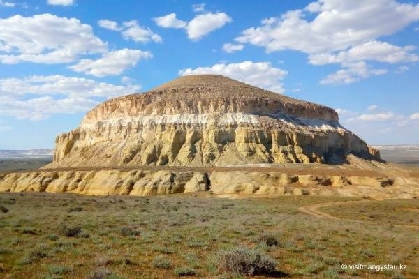 der Sherkala-Berg ist ein Naturjuwel und darf auf keiner Mangystau Reise fehlen