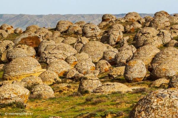 das Torysh-Tal (Steinkugeltal) ist eine einzigartige und eine der geheimnisvollsten Sehenswürdigkeiten auf einer Mangystau Reise