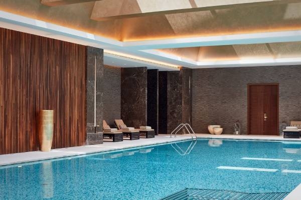 kasachstan-the-ritz-carlton-astana-spa-innenpool
