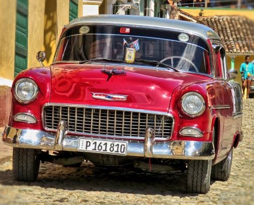 auf einer Kuba Reise sieht man viele bonbonfarbene Oldtimer