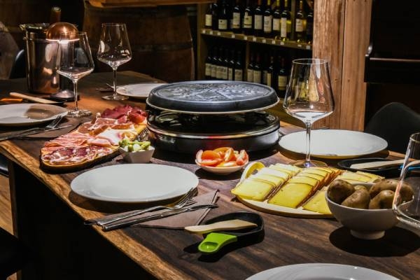 la-reunion-cilaos-weinkeller-raclette-fondue-essen-tsilaosa-hotel-spa