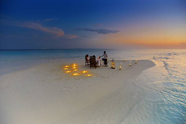 malediven-baros-maldives-sandbank-dinner