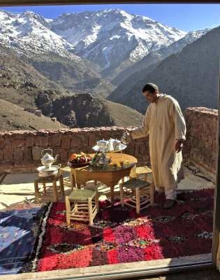 marokko-ait-aissa-azzaden-trekking-lodge-tee-auf-der-terrasse nach einer Tagesetappe auf einer Marokko Wanderreise kann man bei einer Tasse Tee entspannen