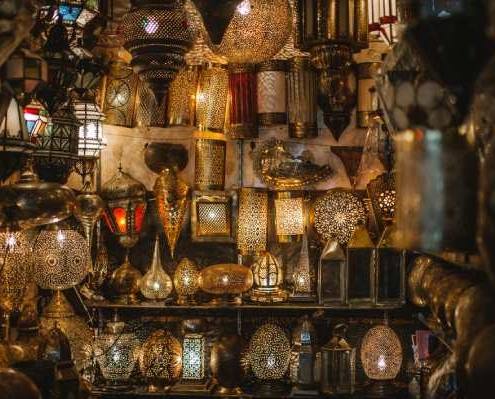 auf einer Marrakesch Städtereise kann man auf dem Basar oriantalische Lampen kaufen