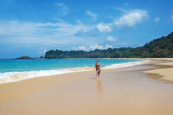 auf einer Südmyanmar Privatreise kann man im Merguie-Archipel kann man herrlich am Strand spazierengehen