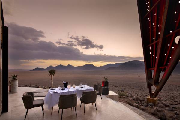 namibia-andBeyond-sossusvlei-outdoor-dining-2
