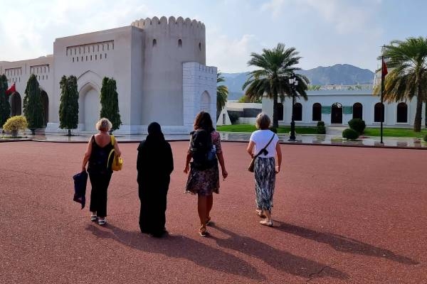 auf einer Oman Frauenreise reist man in einer reinen Frauengruppe durch das Sultanat Oman