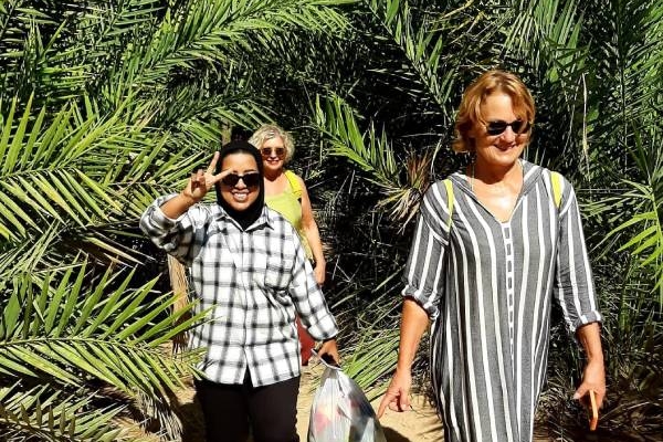 auf einer Oman Frauenreise sollte man unbedingt durch eine Dattelplantage spazieren