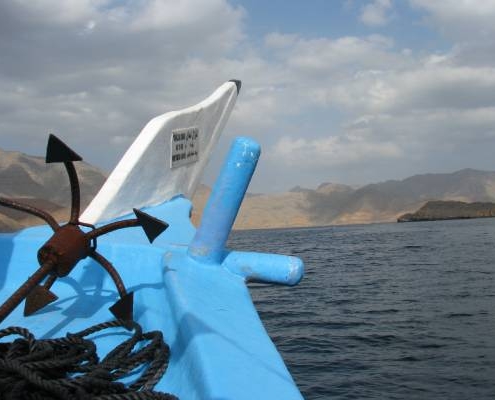 an Bord einer traditionellen Dhau kann man die majestätische Fjordlandschaft entspannt genießen