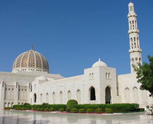 der Besuch der imposanten Sultan-Qaboos-Moschee in Muscat darf auf keiner Oman Reise fehlen!