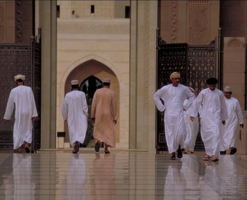 Männer in traditioneller Kleidung trifft man täglich während einer Oman Reise