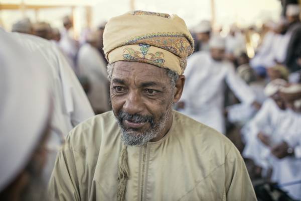 oman-nizwa-mann-viehmarkt-fremdenverkehrsamt-JW5A2576