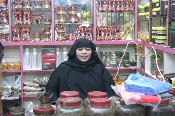 oman-salalah-weihrauch-souk-verkäuferin-sandra-flettner