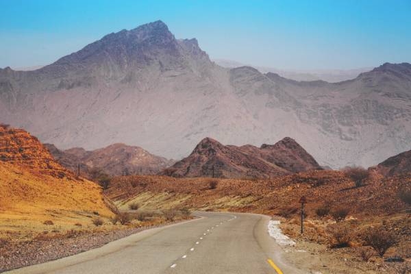 oman-strasse-katerina-kerdi-ydEOdz00r4c-unsplash (1)