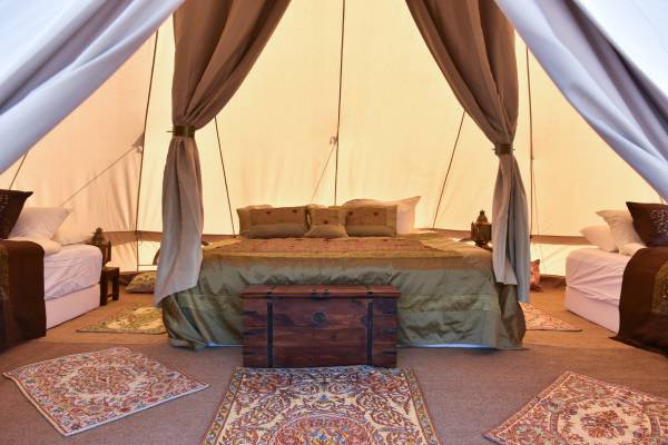 oman-wahiba-sands-Canvas Club Tents-bett komfortables Bett im Canvas Club Tents