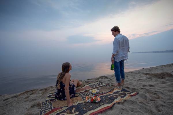 ruanda-lake-kivu-serena-hotel-sundowner-am-strand