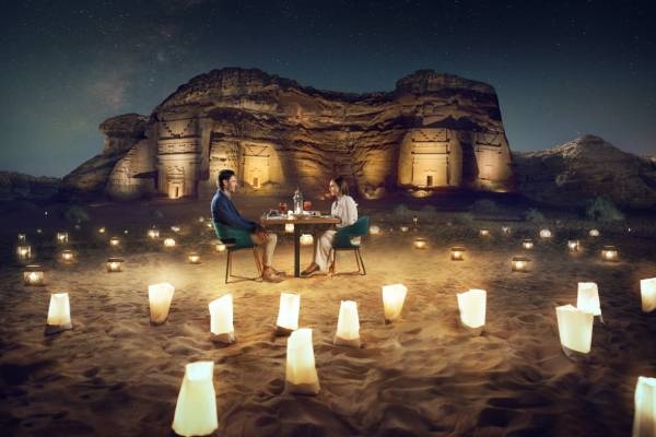 ein Abendessen mit besonderem Ambiente kann man während einer Saudi-Arabien Rundreise in Al Ula genießen