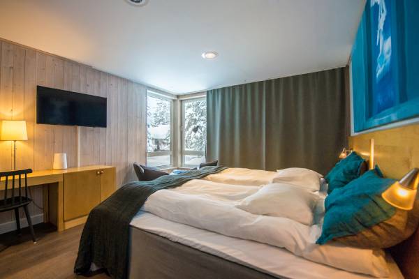 schweden-icehotel-kaamos_superior_bedroom