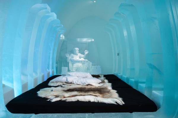 schweden-icehotel-strawberry-room_petter-stordalen-art-suite (1)