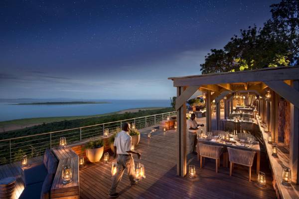 simbabwe-lake-kariba-bumi-hills-safari-lodge-dining-on-deck